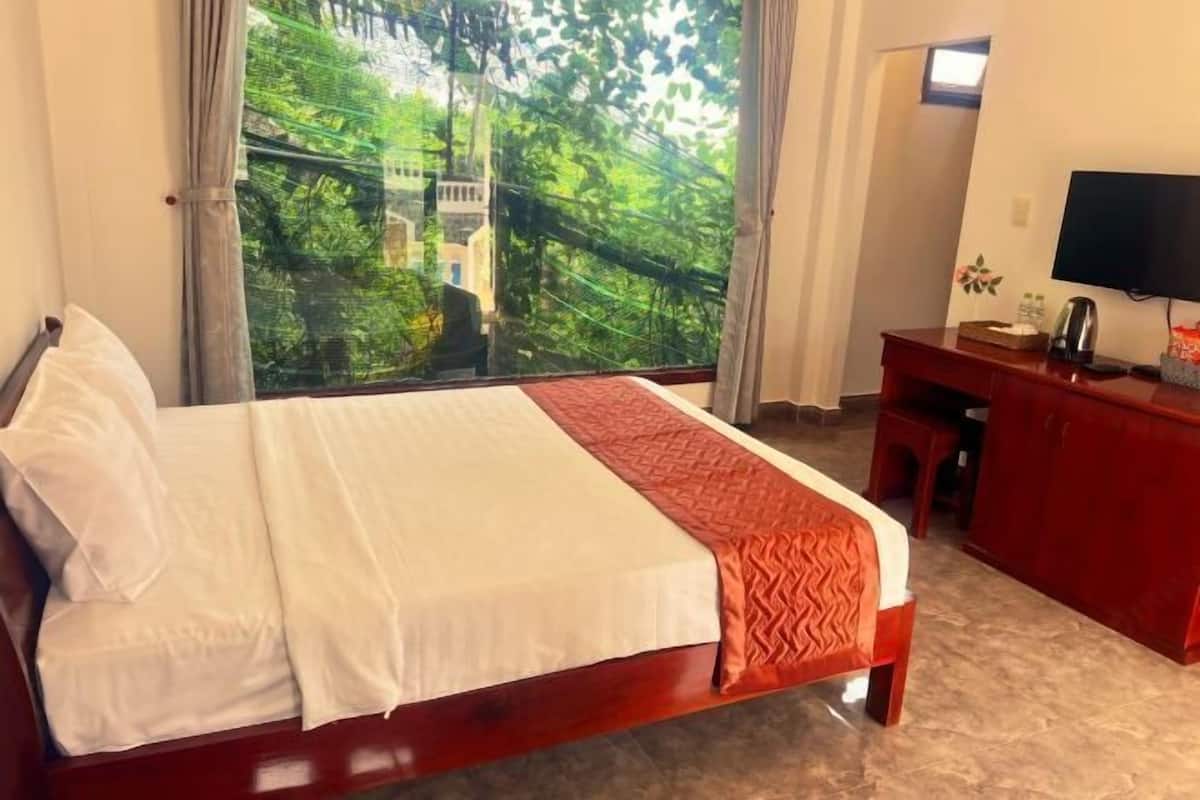 Hypo-allergenic bedding, desk, soundproofing, free WiFi