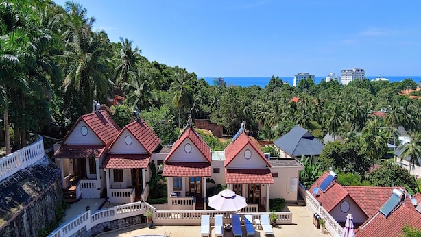 A resort with multiple villas, a swimming pool, and a view of the ocean. - Hong Bin Bungalow Resort (Phu Quoc)