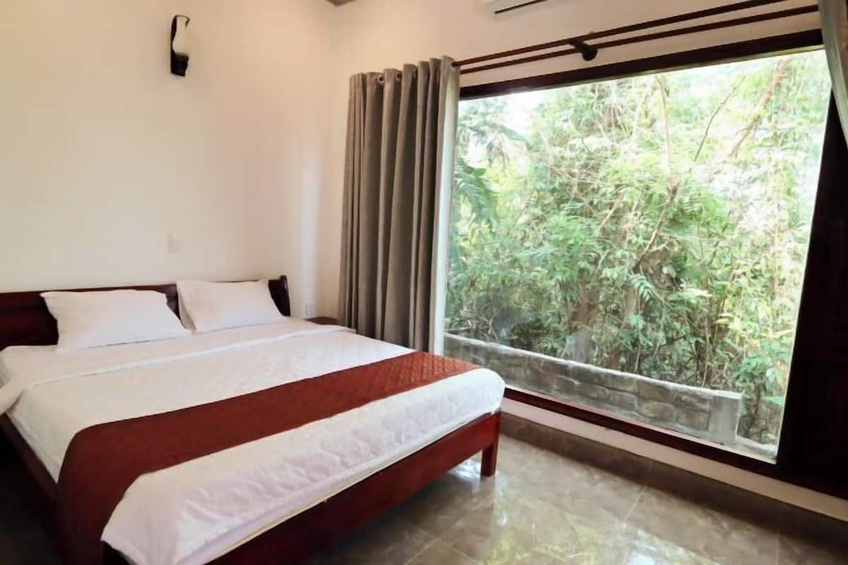 Hypo-allergenic bedding, desk, soundproofing, free WiFi