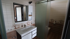 Family Room | Bathroom | Rainfall showerhead, hair dryer, slippers, towels