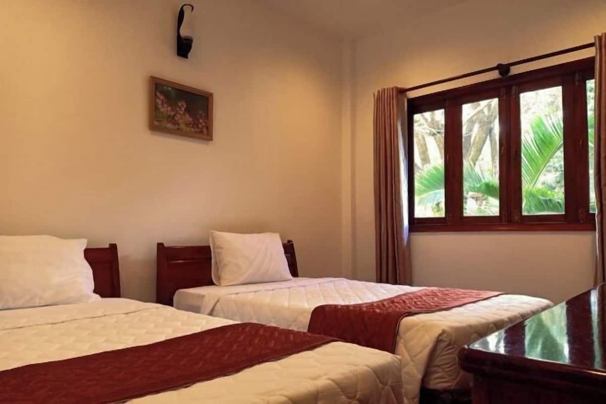 Hypo-allergenic bedding, desk, soundproofing, free WiFi
