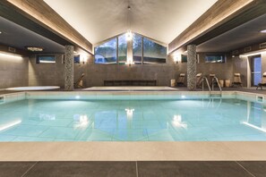 ساونا، حوض استحمام ساخن، غرفة بخار، جلسات تدليك بالأحجار الساخنة