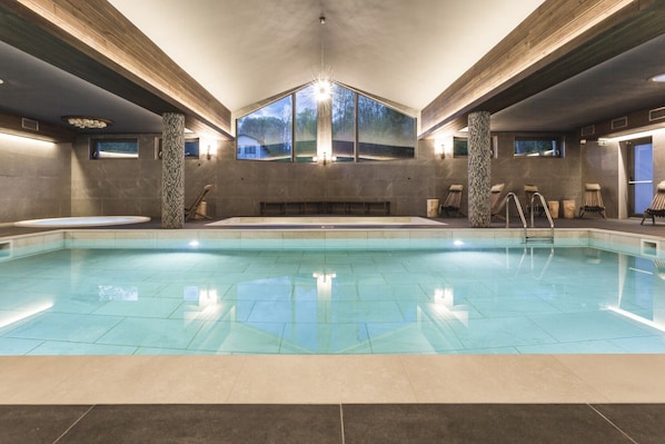 Sauna, hot tub, steam room, hot stone massages, deep-tissue massages