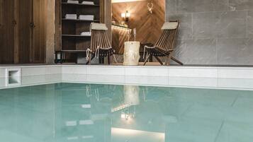 Piscina interna, funciona das 15h às 21h, salva-vidas no local