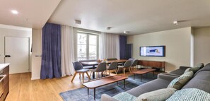 Smart-tv, een open haard en een dvd-speler