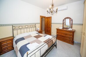 2 Schlafzimmer, Schreibtisch, schallisolierte Zimmer