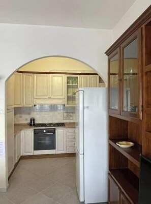 Jääkaappi, mikroaaltouuni, uuni, liesi