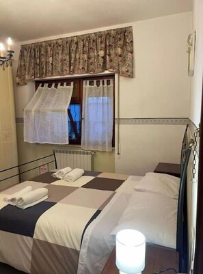 2 Schlafzimmer, Schreibtisch, schallisolierte Zimmer