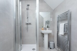 Asciugacapelli, asciugamani, sapone, shampoo