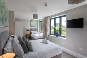 Family Room | Individually decorated, individually furnished, iron/ironing board - No.192 Oxford (Oxford)