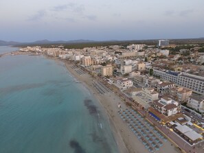 Platja a a prop i tovalloles de platja 
