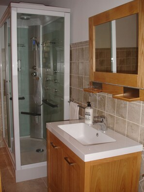 Dutxa, assecador de cabells, bidet i tovalloles 
