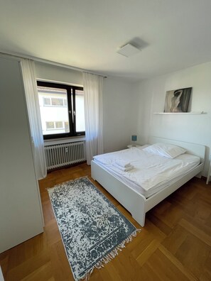 2 slaapkamers, een kluis op de kamer, een bureau