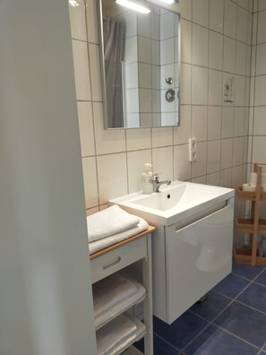 Ensemble douche/baignoire, sèche-cheveux, serviettes fournies, savon