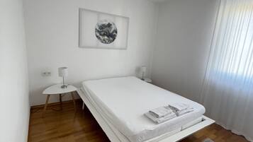 2 bedrooms, in-room safe, desk, iron/ironing board