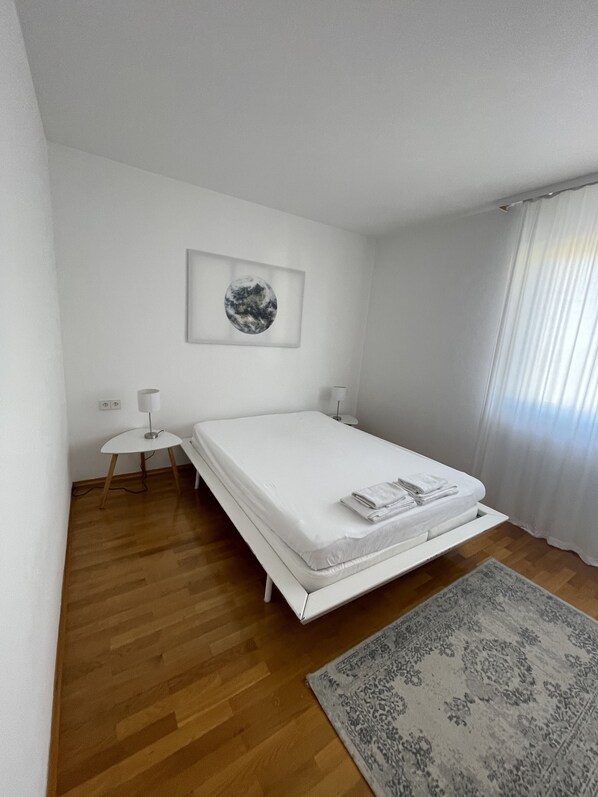 2 chambres, coffres-forts dans les chambres, bureau