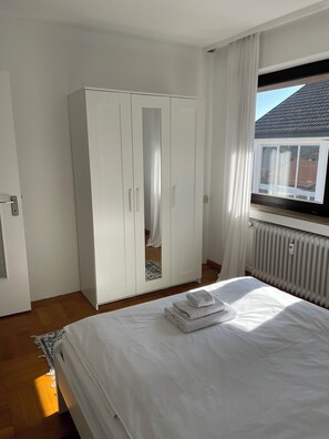 2 slaapkamers, een kluis op de kamer, een bureau