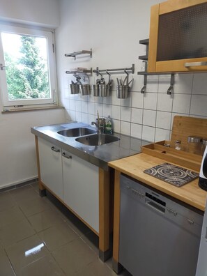 Réfrigérateur, micro-ondes, plaque de cuisson, lave-vaisselle