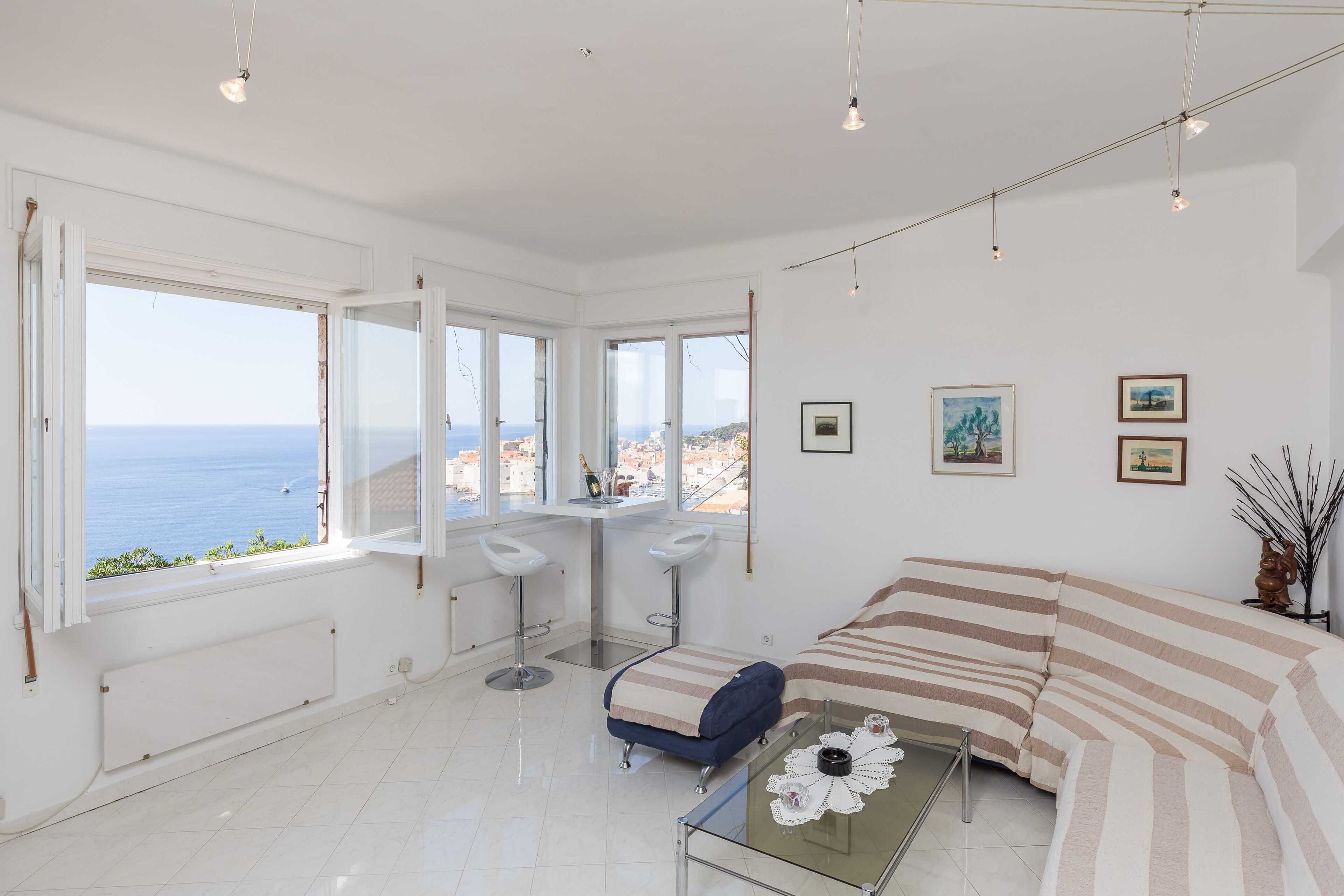 Departamento (Three Bedroom Apartment with Sea View) | Sala de estar | Televisión 