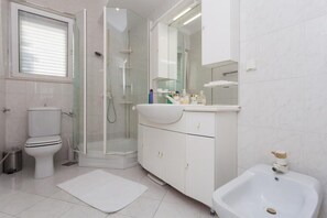 Appartement (Three Bedroom Apartment with Sea View) | Salle de bain | Douche, serviettes fournies
