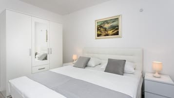 Apartamento (Two Bedroom Apartment with Balcony) | 2 dormitorios y cunas (de pago)