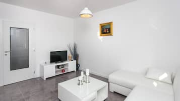 Appartement (Two Bedroom Apartment with Balcony) | Salle de séjour | Télévision