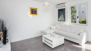 Leilighet (Two Bedroom Apartment with Balcony) | Oppholdsrom