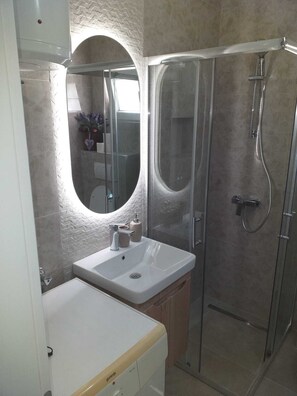 Apartment (Two-Bedroom Apartment with Terrace an) | Bathroom | Bathtub, towels - Apartment Bay of Dreams (Janjina)
