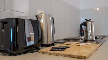 Apartamento | Cozinha privada | Frigobar, máquina de café expresso, chaleira elétrica, torradeira