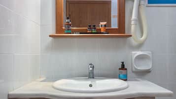 Habitación triple estándar, no fumadores (Maxi Studio) | Baño | Ducha y bañera combinadas y artículos de higiene personal gratuitos