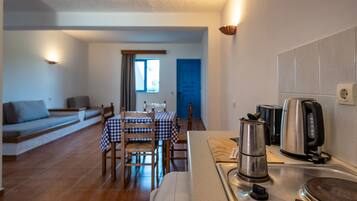 Apartamento | Cocina privada | Frigorífico pequeño, máquina de café espresso y hervidor eléctrico