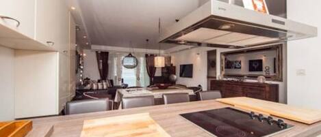 Apartamento (Superior Three Bedroom Apartment with) | Cozinha privada | Geladeira