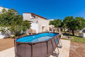 Piscine extérieure en saison