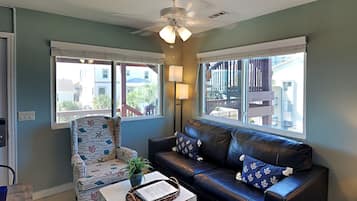 Condo, 1 cama matrimonial y sofá cama, balcón, vista al jardín (0 - No Pets Allowed) | Área de sala de estar | Televisión