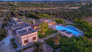 A large estate with multiple buildings, a swimming pool, and a well-maintained garden. - 2874 Masseria Marchese by Perle di Puglia (Montesano Salentino)