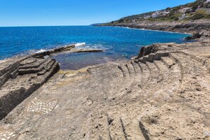A coastal landscape with a rocky shoreline and clear blue sea. - 2989 Villetta Mito - Mito A by Barbarhouse (Tricase)