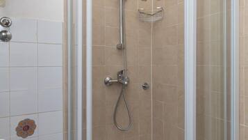 Studio (Studio Apartment) | Badezimmer | Dusche, Handtücher