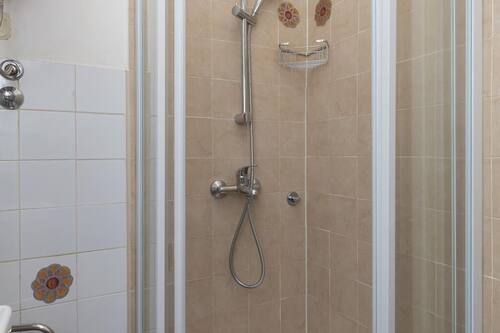 Monolocale (Studio Apartment) | Bagno | Doccia, asciugamani