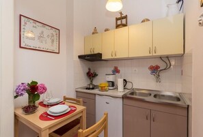 Estúdio (Studio Apartment) | Cozinha privada | Geladeira