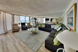 Condo, Plusieurs lits, balcon, vue sur l’océan (Windward 407 - No Pets) | Aire de séjour | Téléviseur à écran plat de 40 po avec télévision numérique, téléviseur