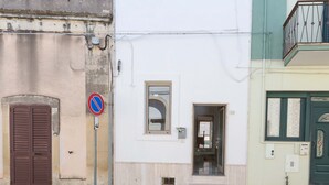 A building with a brown door, a no parking sign, and a green door. - 2923 La Casa Della Nonna by Barbarhouse (Carpignano Salentino)