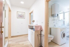 Huoneisto (One Bedroom Apartment with Balcony an) | Kylpyhuone | Suihku, pyyhkeet