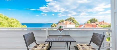 Apartamento (One Bedroom Apartment with Balcony an) | Sacada