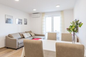 Apartemen (One Bedroom Apartment with Balcony an) | Ruang keluarga | TV