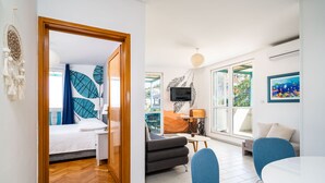公寓 (One-Bedroom Apartment with Balcony an) | 客廳