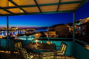 아파트 (One-Bedroom Apartment with Balcony an) | 발코니