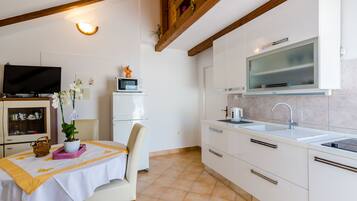 Apartment (One-Bedroom Apartment with Terrace an) | Dining room