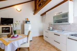 Apartment (One-Bedroom Apartment with Terrace an) | Dining room