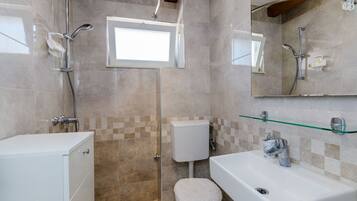 Apartment (One-Bedroom Apartment with Terrace an) | Bathroom | Shower, towels