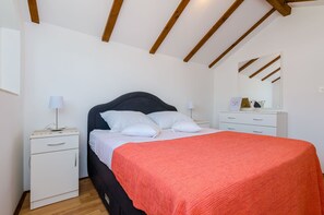 Apartment (One-Bedroom Apartment with Terrace an)